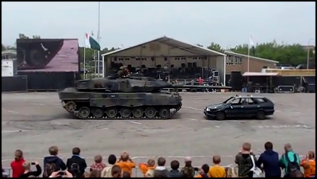 танк Леопард 2 А6 давит автомобиль на потеху публике [вооружения] 