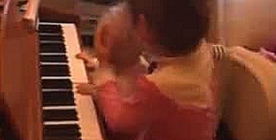 Нинуся играет на пианино