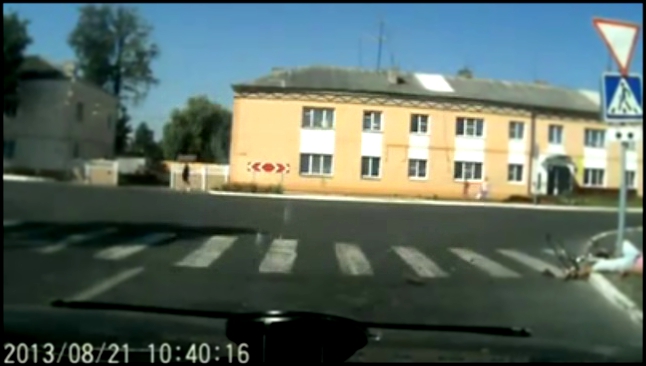 Невнимательный велосипедист влетел в дорожный знак 