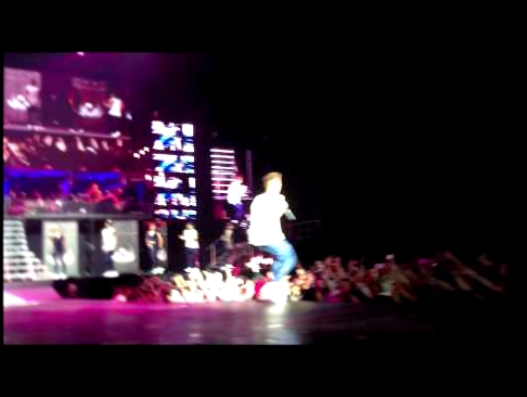Justin Bieber  пригласил маленькую девочку на сцену в  Москве (под песню Baby) 30.04.2013 