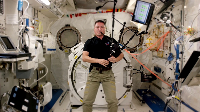 Космос. Астронавт дал концерт на волынке (12.11.2015 г.) 