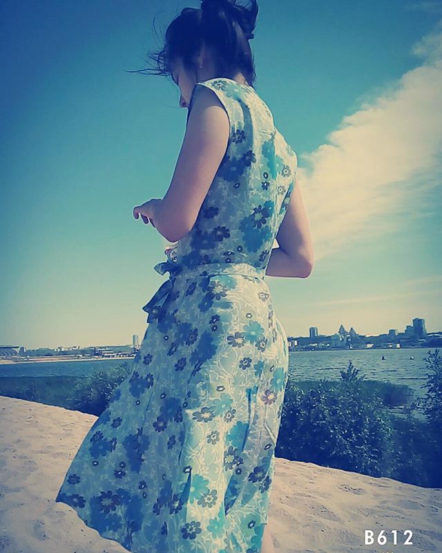 А ты стоишь на берегу в синем платье, - Пейзажа краше не могу пожелать я.