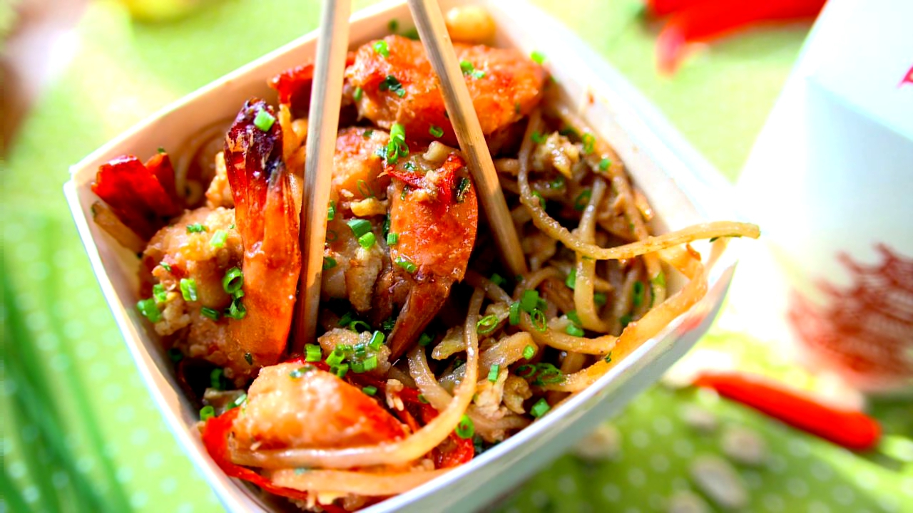 Рецепт азиатской рисовой лапши с креветками и омлетом