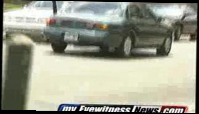 Девушка разбивает машину бейсбольной битой битой 