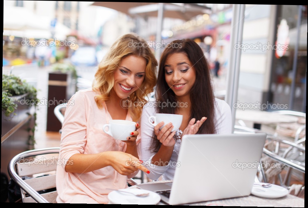 Две красивых женских чашки и ноутбук в летнем кафе — Фото автора nejron