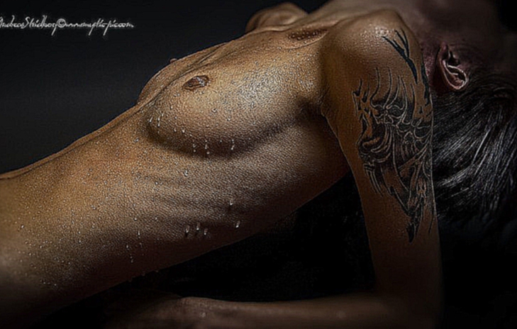 Фото Девушка в каплях воды и татуировкой на руке