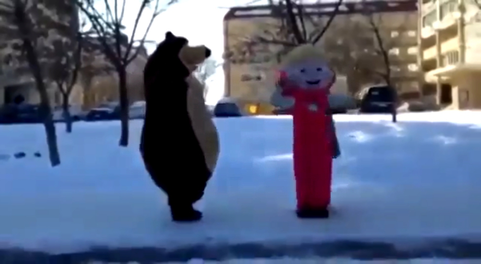 Маша и медведь танцуют лезгинку