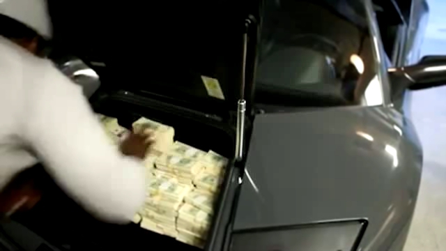 50 Cent  пакует Ламбо баксами 