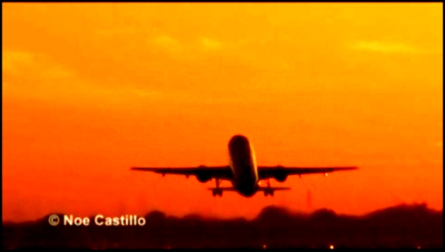 Взлет самолета  Airbus A320 на восходе солнца 