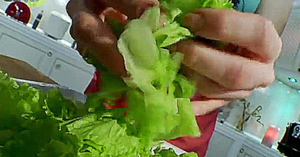 Как приготовить салат из курицы с клубникой 