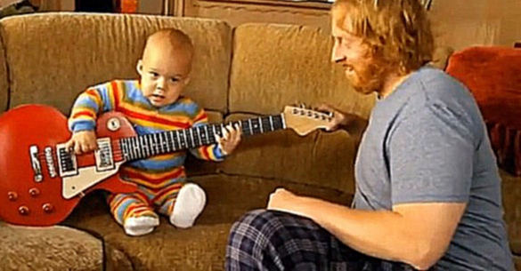 Малыш классно играет на гитаре