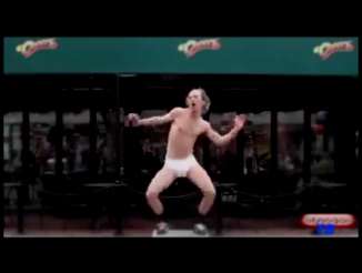 Смешная, танцевательная музыка 2015 года: Мужик в трусах очень смешно танцует: 