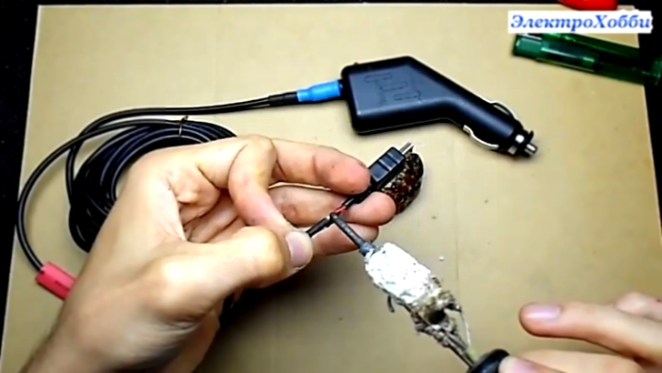 Пайка провода на зарядке от прикуривателя с мини USB штекером. Что делать если оторвался провод.