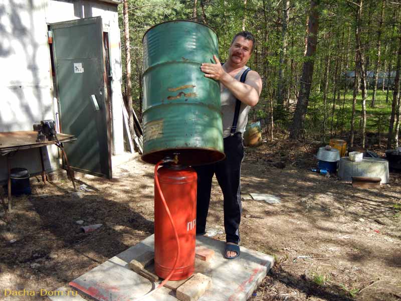 Газ на дачу. Газовый балкон на даче. Ящик для баллона из бочки. Шкаф для газового баллона из бочки. Для баллона газового из бочки.