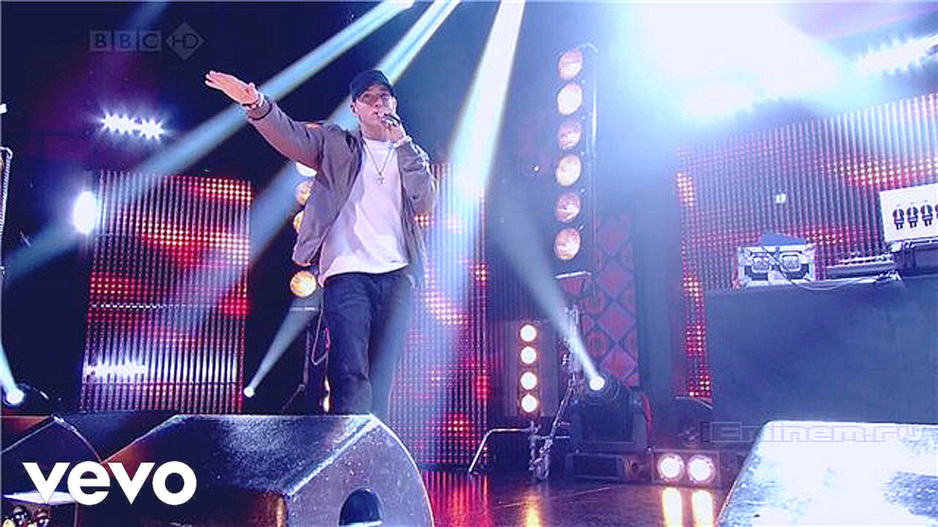 Eminem - Not Afraid (Live On The Jonathan Ross Show 2010) 