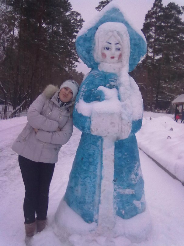 Снегурочка из снега. Снегурочка Снежная фигура. Снежная скульптура Снегурочки. Лицо Снегурочки из снега.