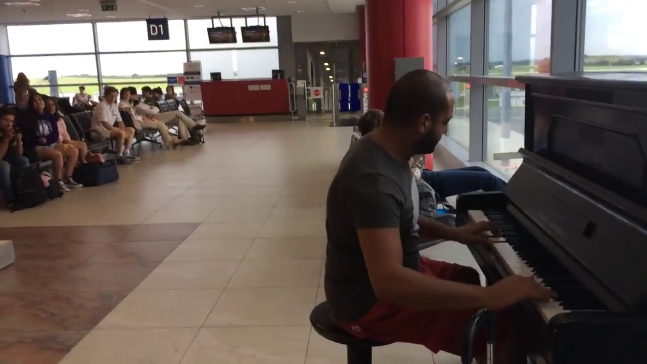 Maan Hamade - Пианист в аэропорту играет музыку из Титаника