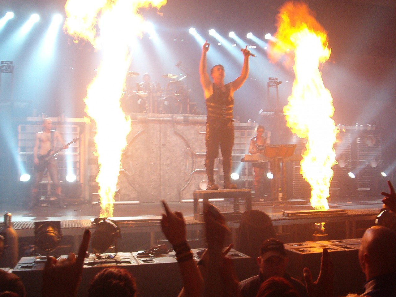 Зоне рамштайн перевод. Rammstein всем составом. Rammstein Herzeleid Tour. Rammstein Deutschland клип. Pussy Rammstein.