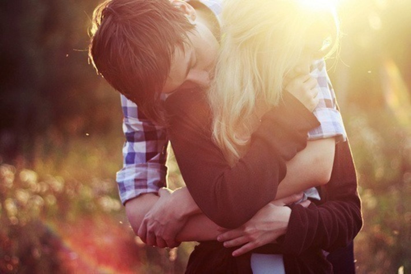Парень и девушка обнимаются и целуются фото