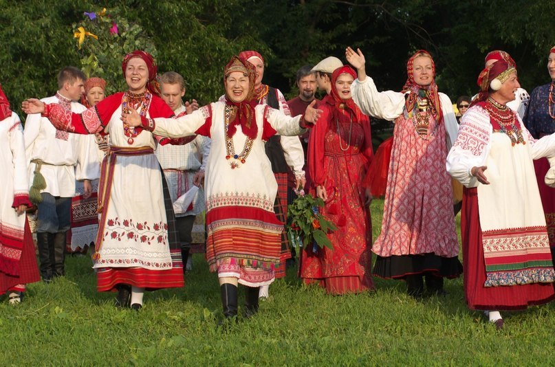 Песня по тропинке снежком. По тропинке снежком. По тропинке снежком запорошенной ансамбль Горница. Песня ансамбль Воля по тропинке снежком запорошенной. Песня по тропе.